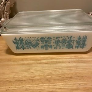 Pyrex #503 Amish Butterprint Casserole dish with lid, great condition.